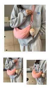 Sac bandoulière demi-lune rose avec charm cupcake en peluche sous plusieurs angles de portage