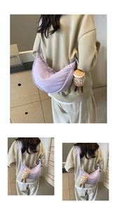 Détail du sac bandoulière en nylon violet avec charm en peluche et fermeture éclair