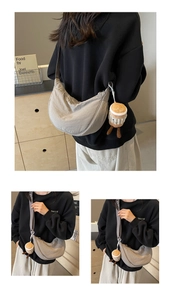 Sac demi-lune en nylon gris avec bandoulière réglable et pendentif en peluche