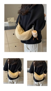 Détail du sac dumpling en nylon jaune clair avec bandoulière et pendentif café en peluche