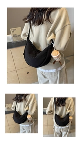 Détail du sac bandoulière en nylon avec breloque tasse de café et bandoulière réglable