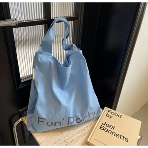 Détail du sac cabas en toile bleu clair avec imprimé Fun' Party et grande base spacieuse
