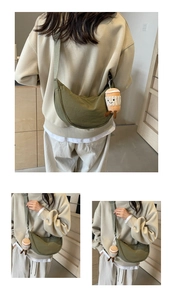 Vue détaillée d'un sac demi-lune en nylon vert olive avec un joli pendentif peluche