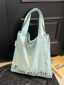 Sac fourre-tout en toile verte avec imprimé Fun Party dans un décor chic et moderne