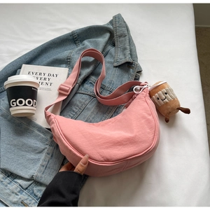 Sac demi-lune rose en nylon avec bandoulière réglable et détail de pendentif peluche