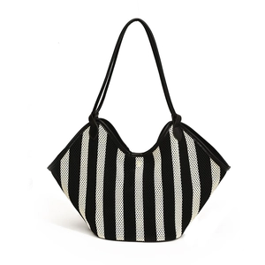 Bolso tote grande de malla a rayas blancas y negras con asas de cuero para el verano