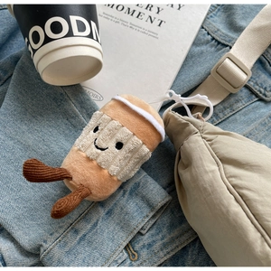 Charmant pendentif tasse à café en peluche souriante sur un sac bandoulière en nylon