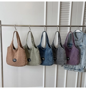 Vue détaillée de grands sacs cabas en denim en marron vert bleu gris et violet