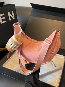 Sac bandoulière demi-lune en nylon rose avec bandoulière réglable et breloque peluche