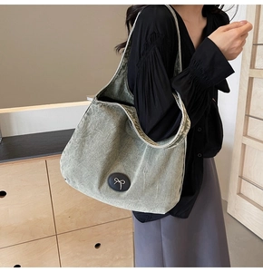 Gros plan d'un sac cabas en jean vert délavé avec détail de nœud blanc élégant