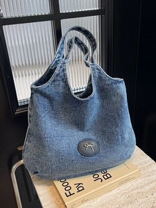 Grand sac cabas en jean délavé avec nœud métallique, idéal pour les cours ou le bureau