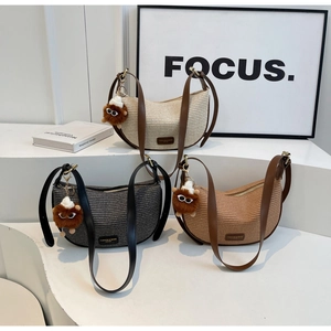 Trio de sacs demi-lune tissés en beige, noir et caramel avec détails raffinés