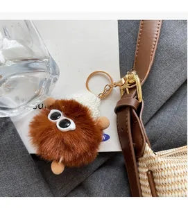 Porte-clés monstre en peluche marron avec bonnet tricoté et grands yeux pour sac à main