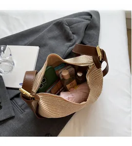Vue intérieure d'un sac bandoulière tressé montrant une grande capacité d'objets