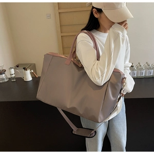 Détail du sac de voyage marron mocha avec bandoulière réglable et ferrures dorées