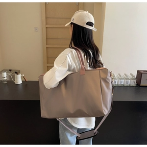 Sac de voyage tendance vieux rose avec poignées en cuir et bandoulière rembourrée pour femme