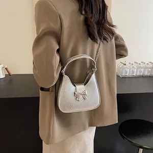 Sac Sous le Bras Plissé à la Mode pour Femmes Avec Nœud Métallique Chaîne Tendance Sac à Bandoulière Été en Cuir PU de Niche