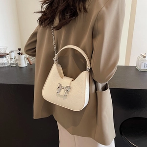 Sac hobo beige plissé chic avec nœud argenté et bandoulière chaîne pour femme