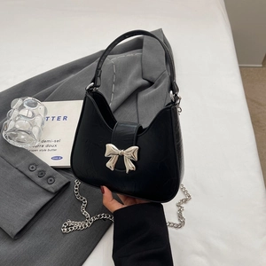 Sac sous le bras en cuir noir avec boucle noeud argentée et bandoulière chaîne chic