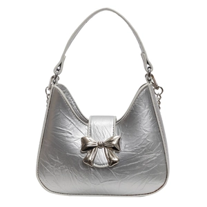 Sac hobo demi-lune plissé argenté avec nœud en métal poli et bandoulière