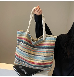 Détail du grand sac cabas tissé à rayures colorées avec poignées en corde blanche en coton