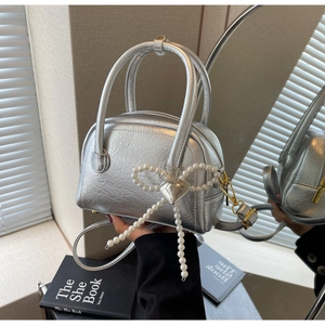 Sac à main coquillage argenté métallisé avec texture plissée et nœud en perles