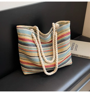 Détail d'un sac cabas tissé à rayures colorées avec poignées en corde de coton