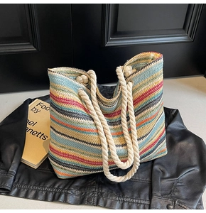 Détail du sac cabas tissé à rayures colorées avec anses en corde de coton blanc et anneaux