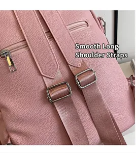 Détail de la bandoulière en nylon réglable et du cuir grainé sur le sac rose