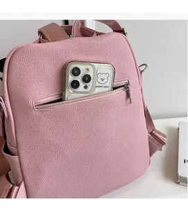 Detail van roze rugzak met litchi-korrel en het ritsvak aan de achterkant voor smartphone