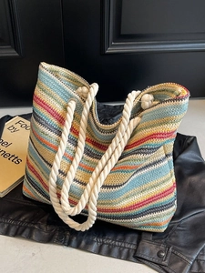 Grand sac cabas en paille à rayures colorées avec anses en corde pour la plage et l'été