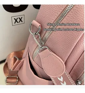 Détail du sac à dos en cuir litchi rose montrant les ferrures argentées et la bandoulière