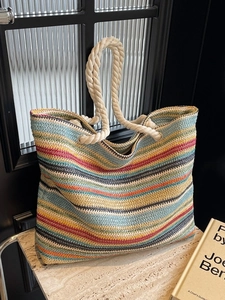 Sac fourre-tout bohème en paille tressée à rayures colorées et poignées en coton