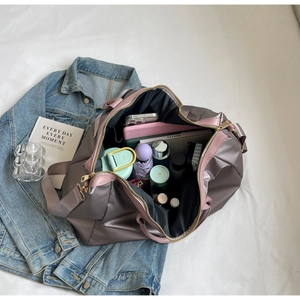Sac de voyage étanche montrant une grande capacité avec téléphone et accessoires