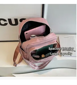 Sac à dos rose en cuir souple montrant l'intérieur spacieux et les compartiments