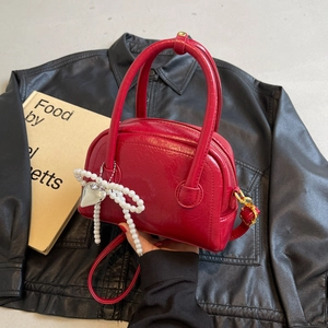 Sac à main rouge brillant en simili cuir avec nœud perlé et pendentif cœur de luxe