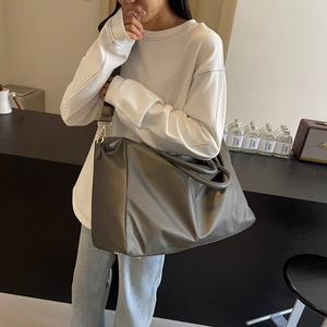 Grand sac de voyage gris foncé avec boucles dorées et bandoulière amovible
