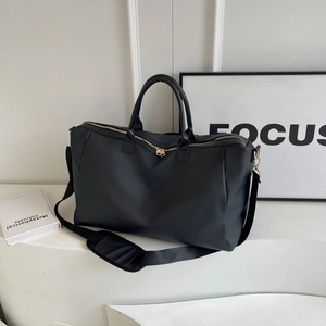 Sac de voyage noir grande capacité en cuir mat avec fermetures éclair dorées et bandoulière