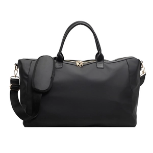 Grand sac de voyage noir en nylon imperméable mat avec détails dorés et bandoulière