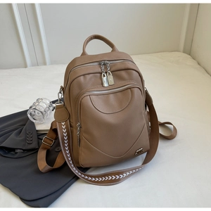 Sac à dos en cuir marron avec texture grainée et bandoulière tissée à motifs