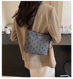 Sac seau en toile grise à pois noirs avec détail de nœud argenté sur la bandoulière