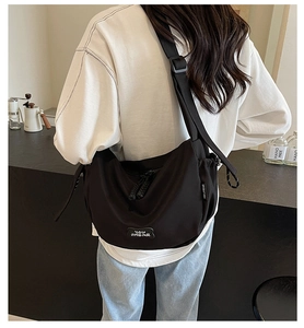 Détail du sac bandoulière en nylon noir imperméable avec large sangle réglable