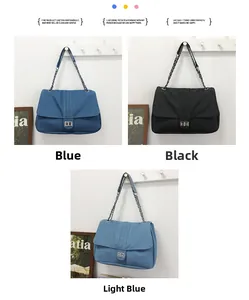Trois sacs en denim bleu, noir et bleu clair avec bandoulières en chaîne et fermoirs métal
