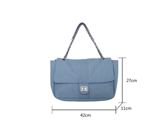 Détail du sac cabas en denim affichant les dimensions 42x27x11cm et le fermoir argenté