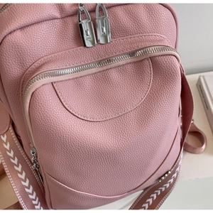 Sac à dos rose en similicuir avec zips argentés et large sangle à motifs flèches
