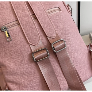 Vue détaillée du dos du sac à dos en cuir rose avec bretelles réglables et fermetures éclair