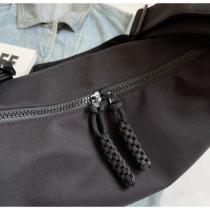 Détails du sac en nylon noir avec fermetures éclair bidirectionnelles et cordons