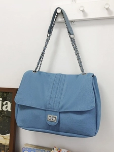 Sac bandoulière en denim avec coutures verticales et fermoir rotatif argenté