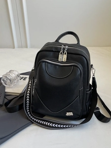 Sac à dos femme minimaliste en cuir grainé noir avec logo argenté et bandoulière tissée
