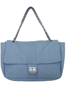Sac bandoulière en denim bleu avec bandoulière chaîne et fermoir pivotant sur blanc